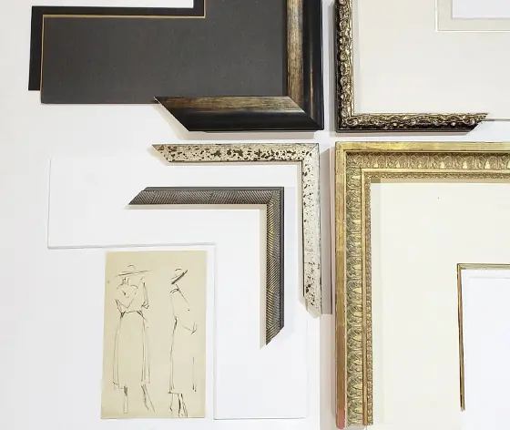 Frame moulding samples at Ashley Fotografia in gold, silver, black and wood